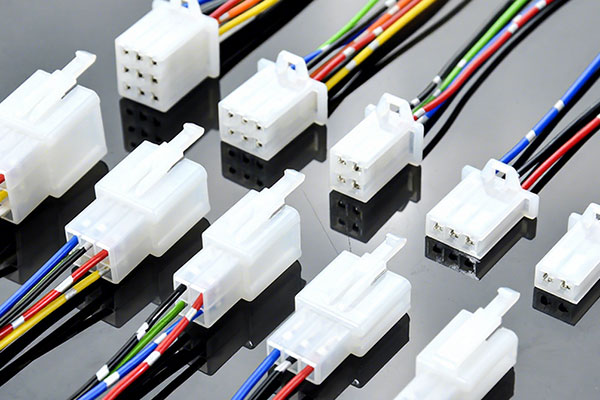 2-pin-3-pin-and-4-pin-dc-fan-connectors-lined-up-side-by-side