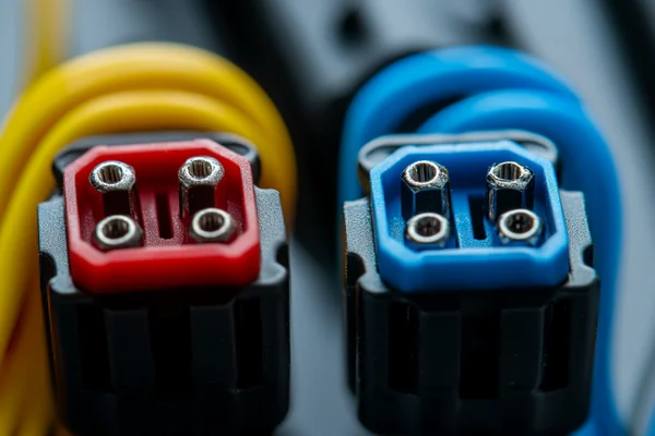 A side-by-side comparison of 3-pin and 4-pin fan connectors
